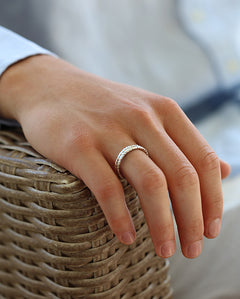 RÅG ring i silver, buren på modell