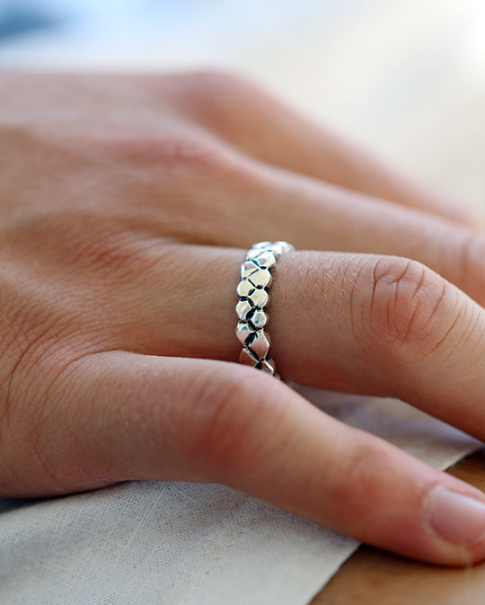Närbild av RÅG ring i silver på handen