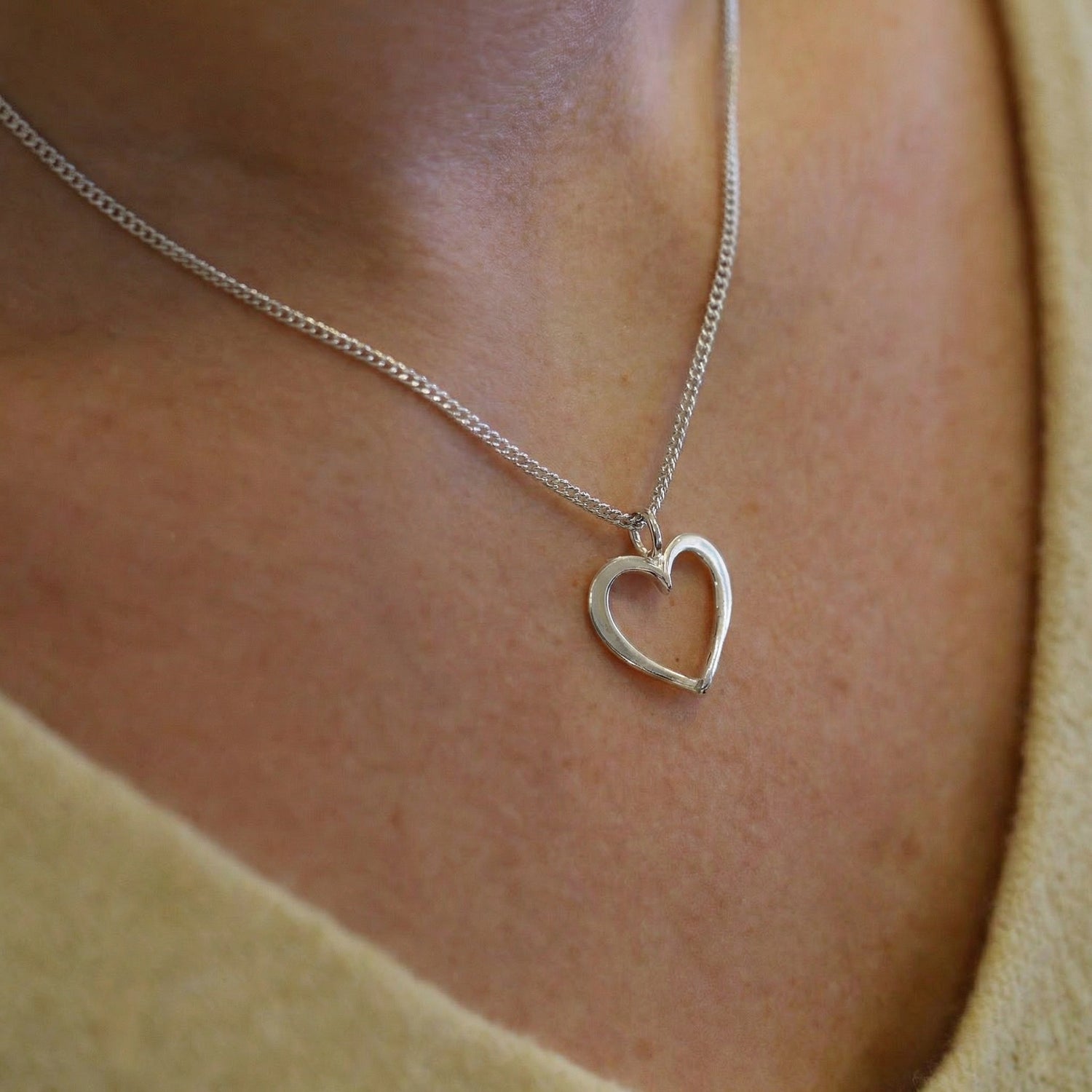HJÄRTLIG L halsband i 925 sterling silver med öppet hjärta på en tunn kedja