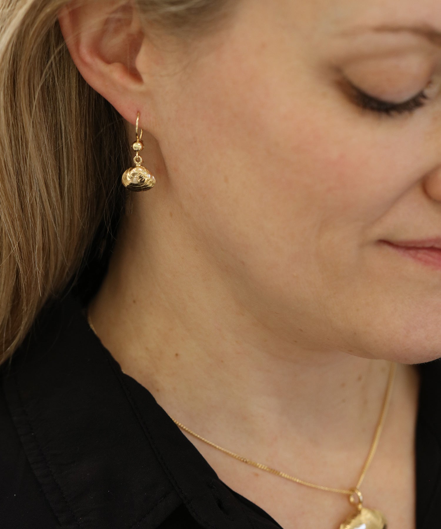 SANDMUSSLA S 18K örhängen på krok - Guldviva Jewellery