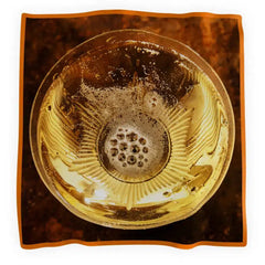Celebrate sjal i 100 % silke med Tiina Tahvanainen motiv visar ett gyllene glas och orange kant