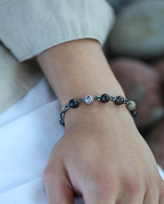 STRAND armband med åländska strandstenar, buret på modell