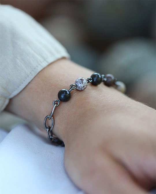 Närbild av STRAND armband med åländska strandstenar