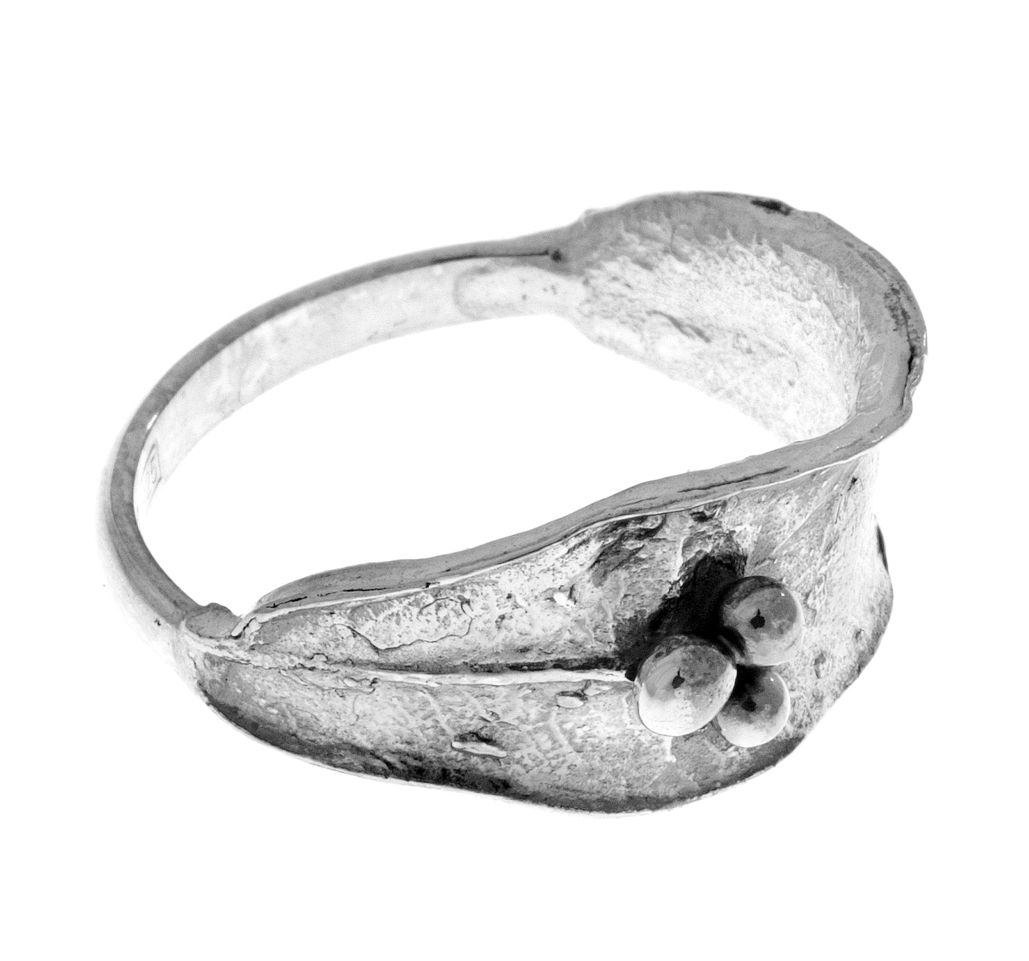 TILIA gold ring with a slender curved form inspired by Linden seeds