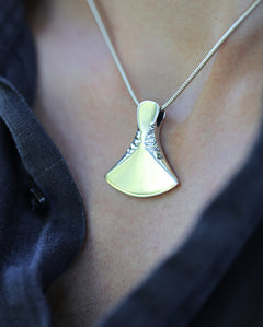 YXA halsband i silver, buret på modell