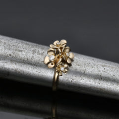 Äppelblom ring i återvunnet 18K guld med fyra brillantslipade diamanter i blomform