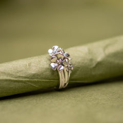 ÄPPELBLOM ring in polished 925 sterling silver with leaf petals and antique pistils on a split band