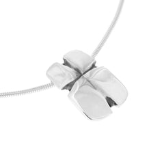 ARN Kors halsband i silver med en välvd platta och korsmönster samt dold ögla bakom plattan