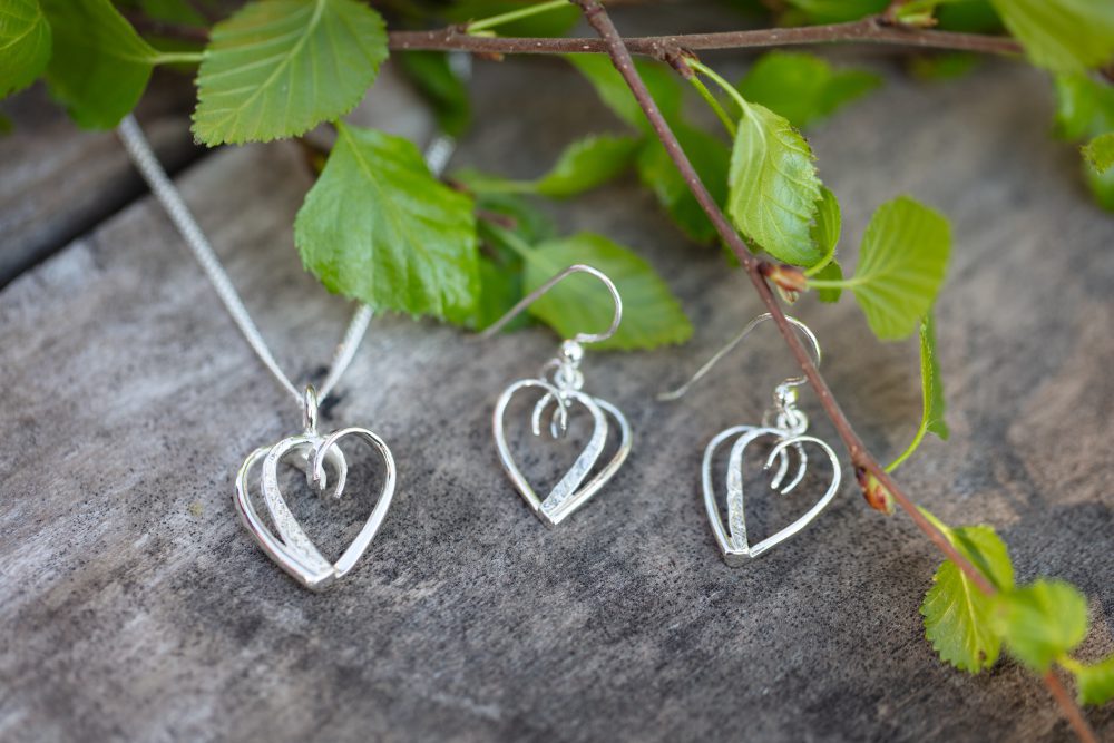 BJÖRK HJÄRTA örhängen på krok - Guldviva Jewellery