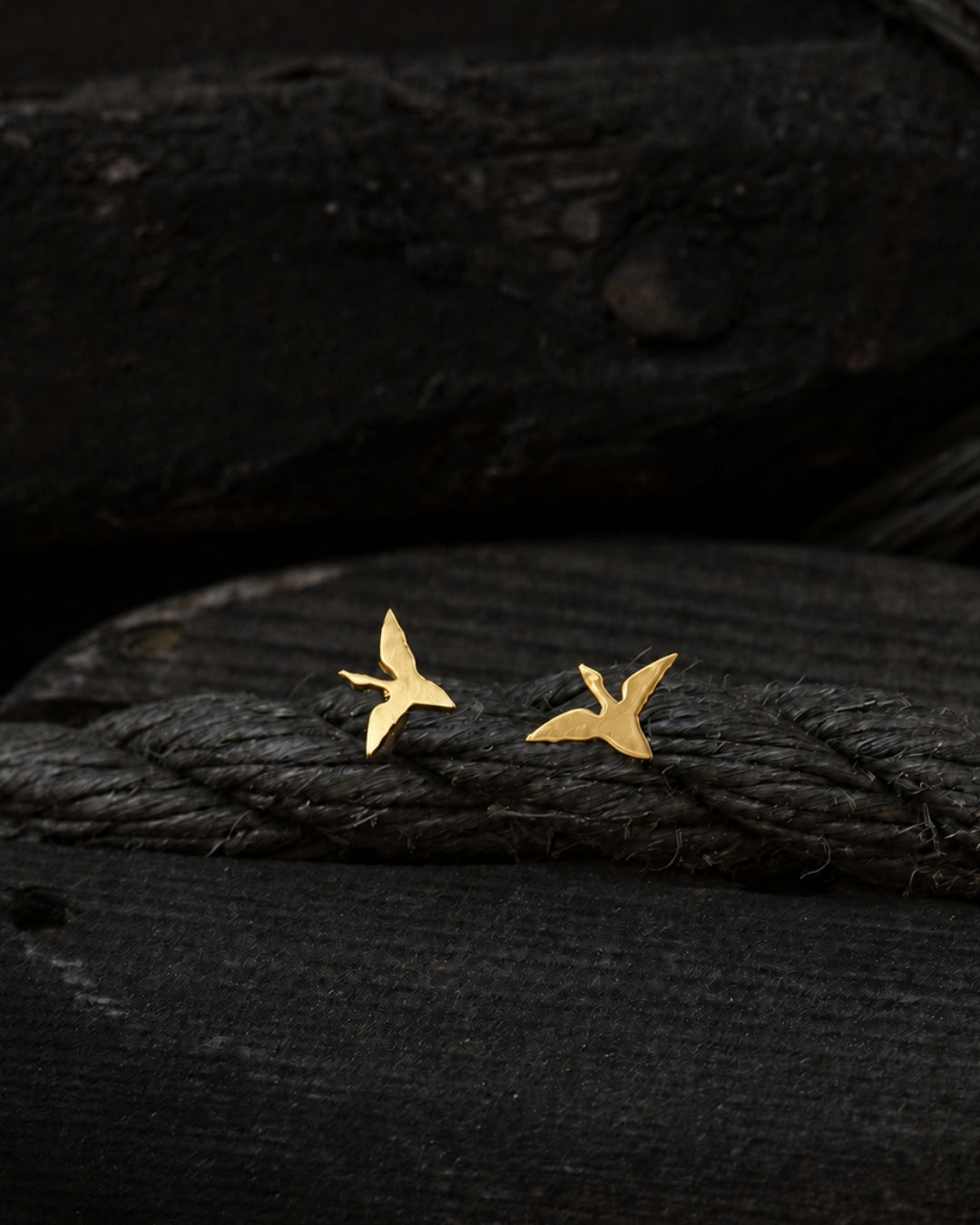 FÖGEL 18K stiftörhängen i guld