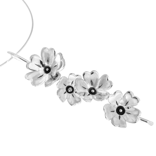 GULLVIVA FEST halsband med tre blomlika hängen i silver längs en tunn kedja