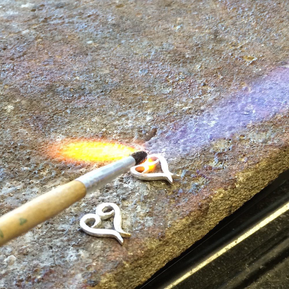 RUBINHJÄRTA örhängen på krok - Guldviva Jewellery