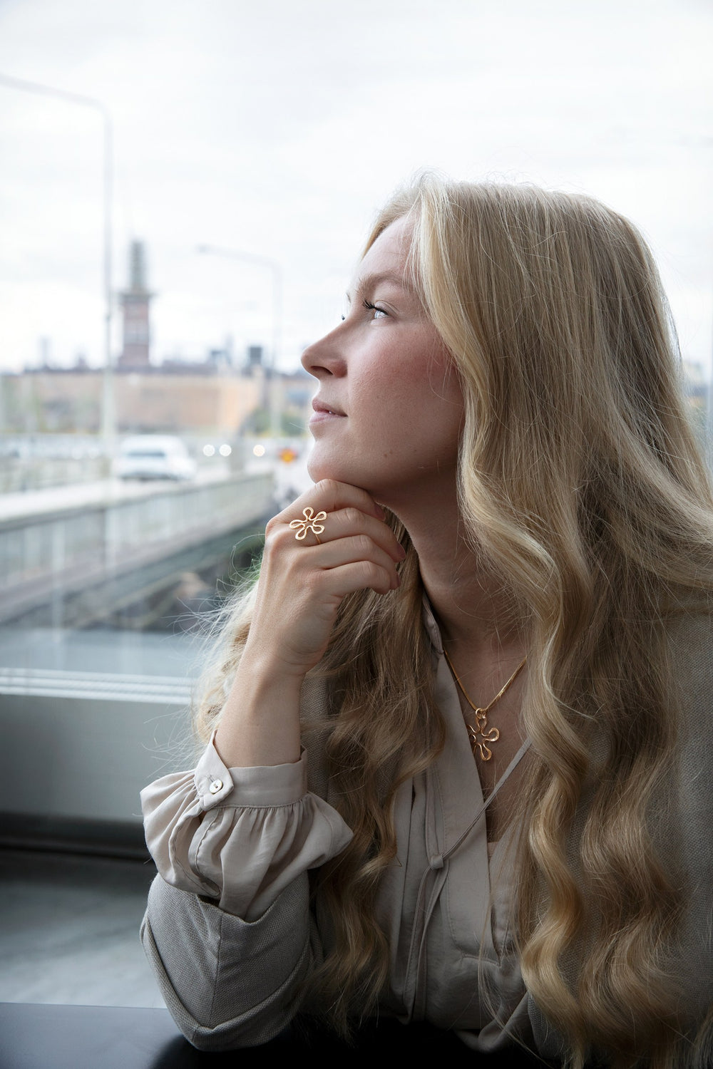 Blomman-ring och halsband under en stilla stund vid fönstret.