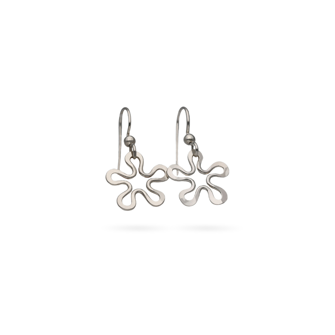 Ohrringe aus nickelfreiem 925er Sterlingsilber mit blumenförmigen, handgefertigten Details.