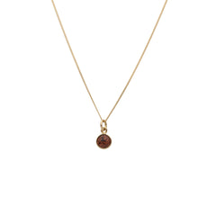 Basic Granit S 18K Halskette mit rundem granit , eingefasst in 18K Gold an einer dünnen Kette.