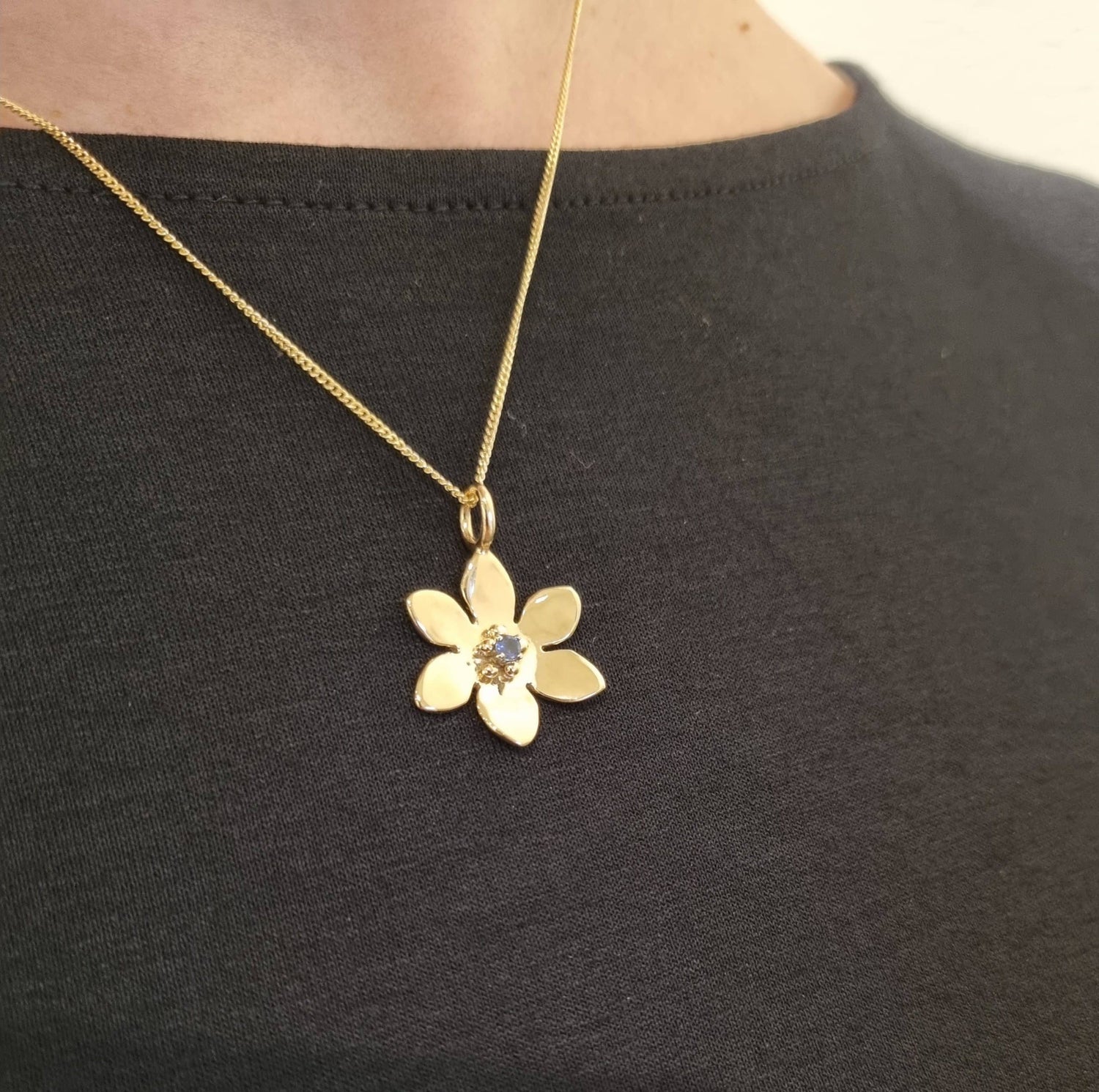 BLÅSIPPA (Hepatica) 18K necklace with Finnish cordierite