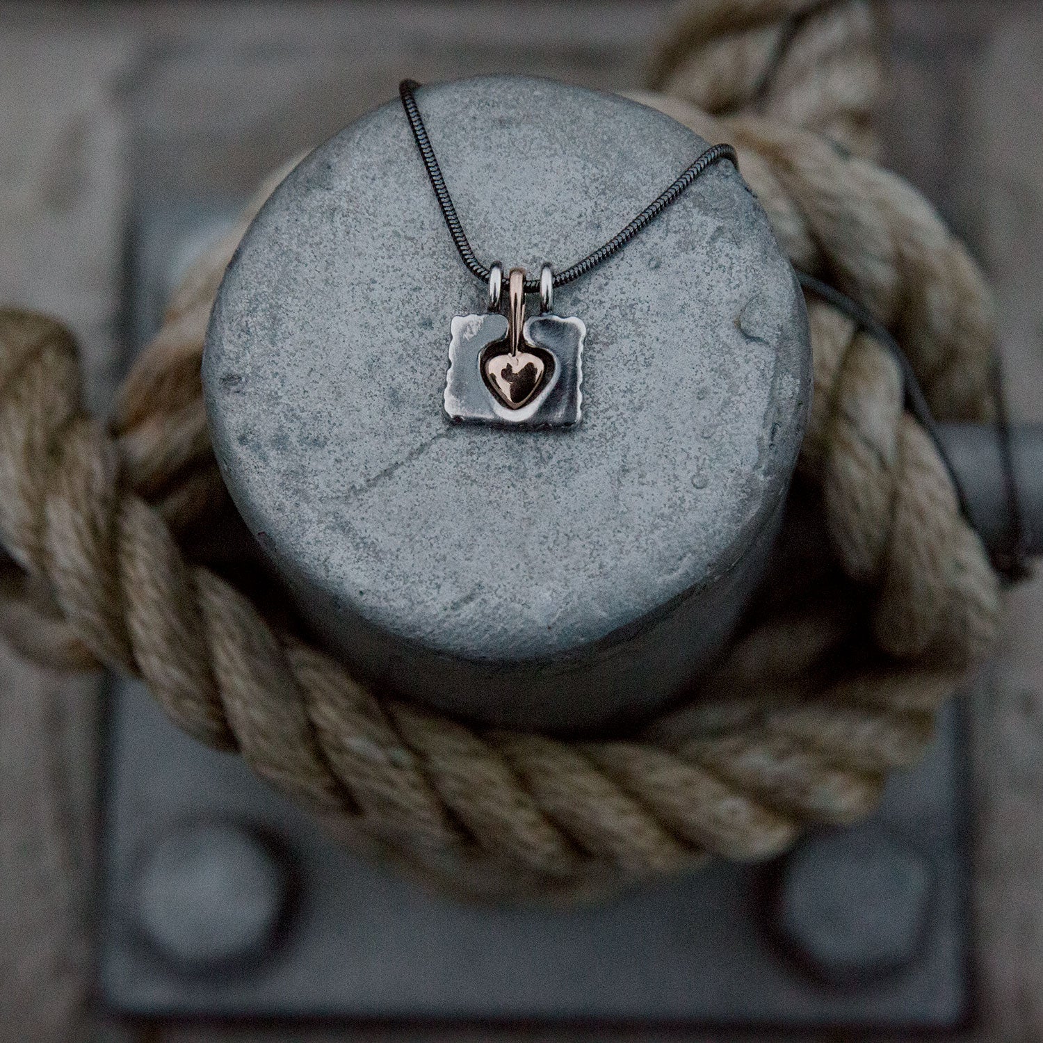 HÅLL OM (Embrace) necklace