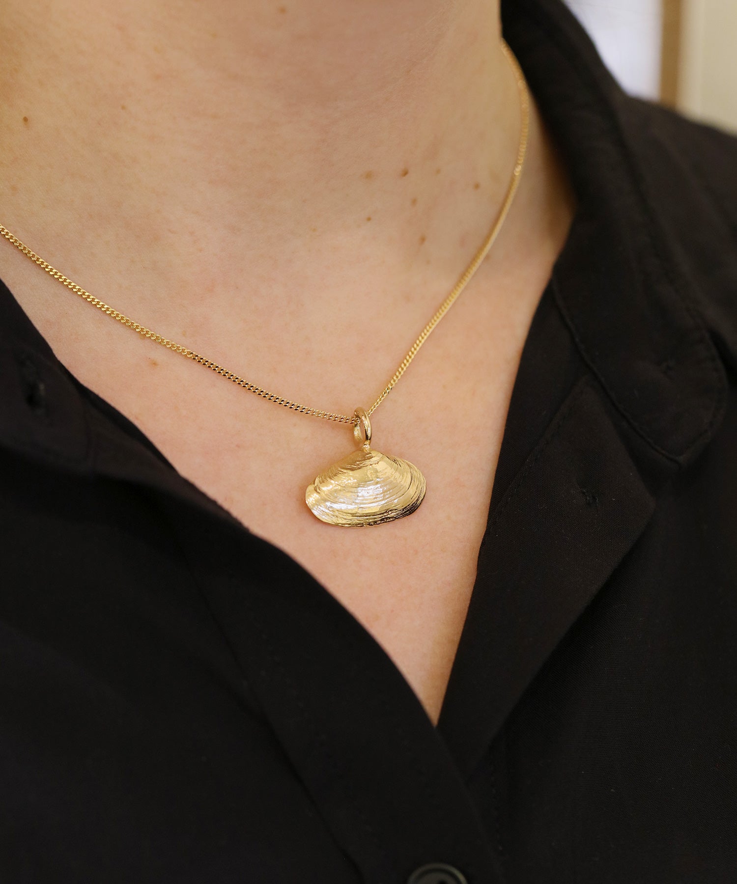 SANDMUSSLA (Sand mussel) 18K necklace