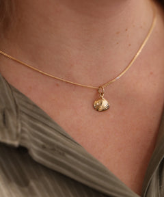 SANDMUSSLA (Sand mussel) XS 18K necklace - Guldviva Jewellery