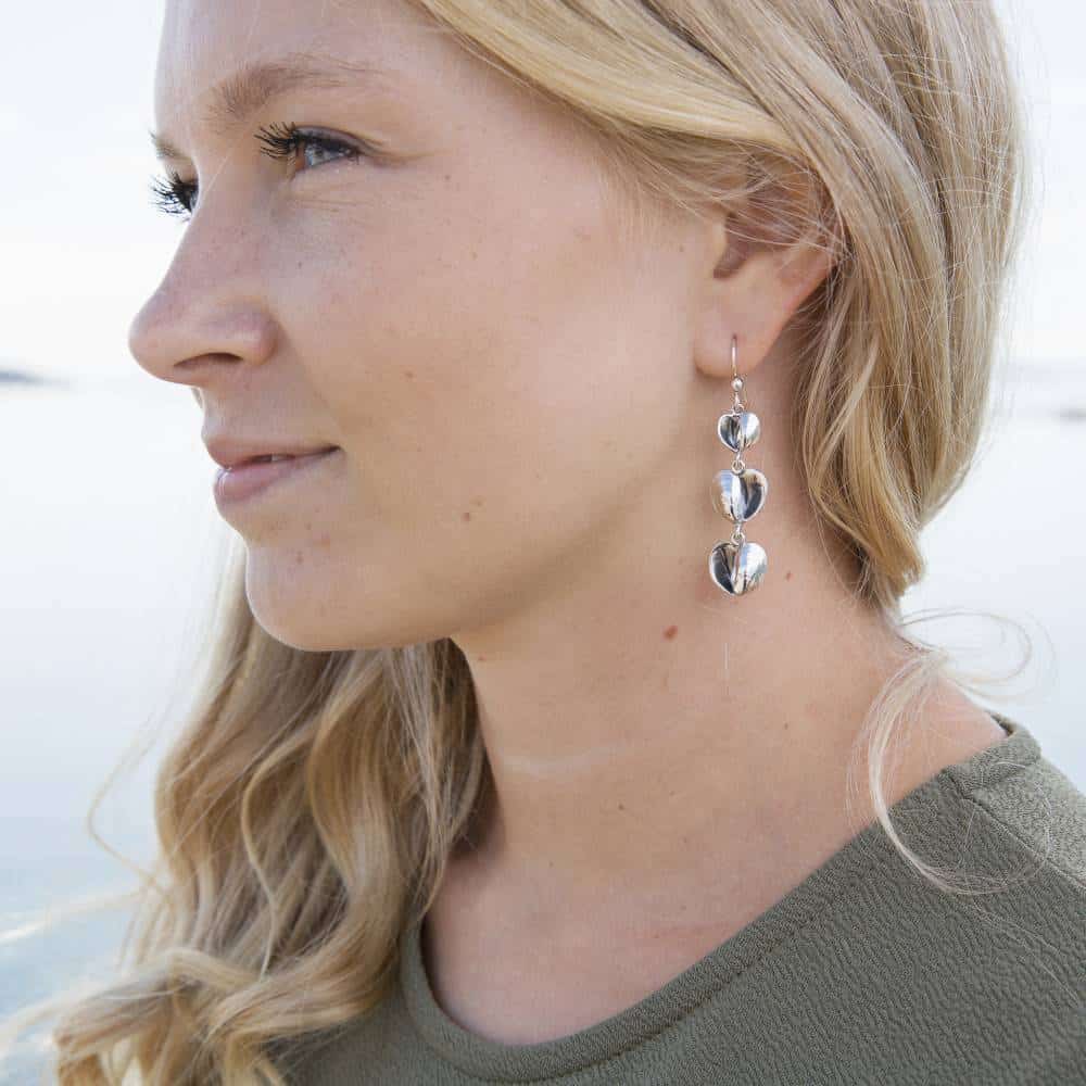 BLÅMUSSLA HJÄRTA FEST (Blue Mussel Heart) earrings