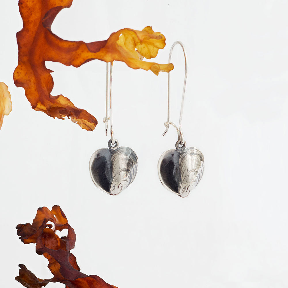 BLÅMUSSLA HJÄRTA (Blue Mussel Heart) earrings