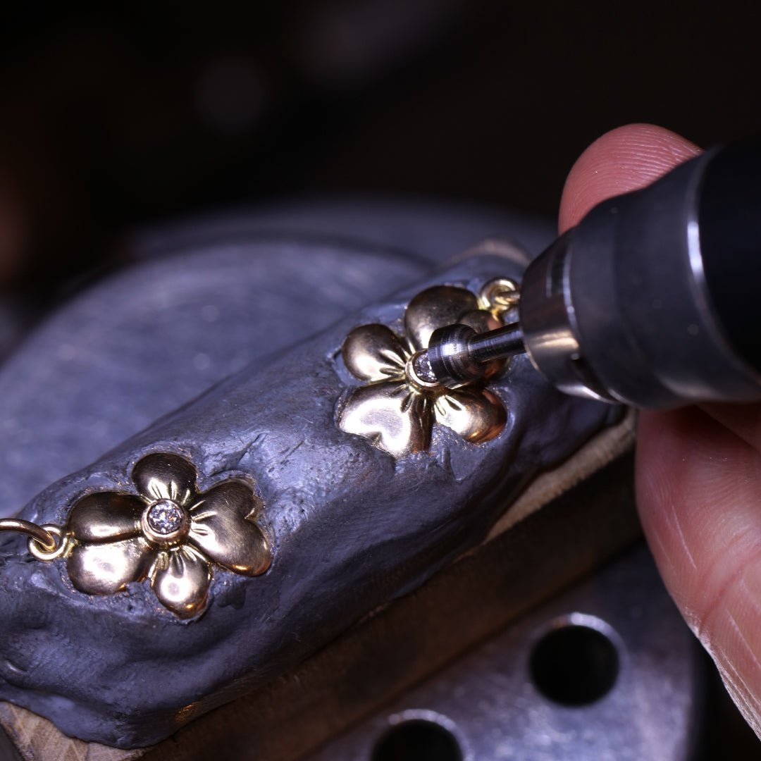 VIOL (Orvokki) S 18K Kaulakoru timantilla - Guldviva Korut