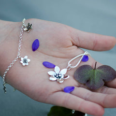 BLÅSIPPA (Lehtosinivuokko) Kaulakoru - Guldviva Jewellery