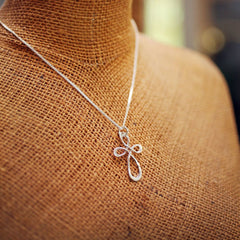 SIRLIGT (Hienostunut) RISTI Kaulakoru - Guldviva Jewellery