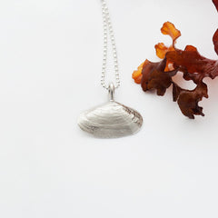 SANDMUSSLA (Hiekkasimpukka) Kaulakoru - Guldviva Jewellery