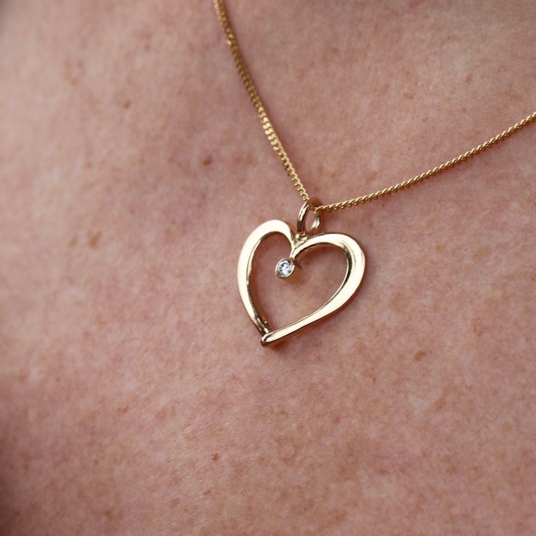 HEART L Collier diamant 18K, pochette en or en forme de cœur avec diamant serti sur peau chaude.