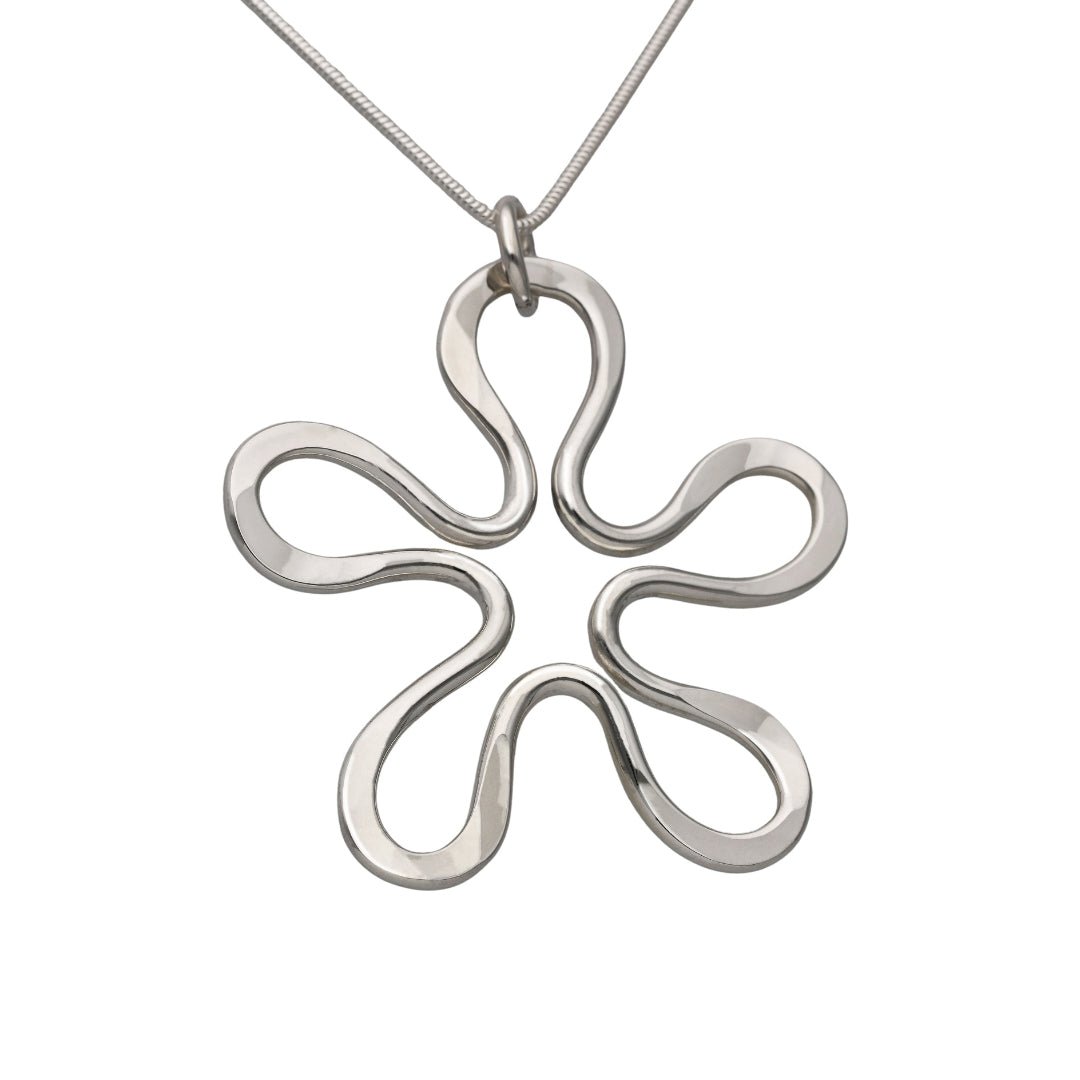 Collier Blomman™ XL en argent sterling sans nickel fabriqué à la main avec une forme de fleur et des courbes douces.