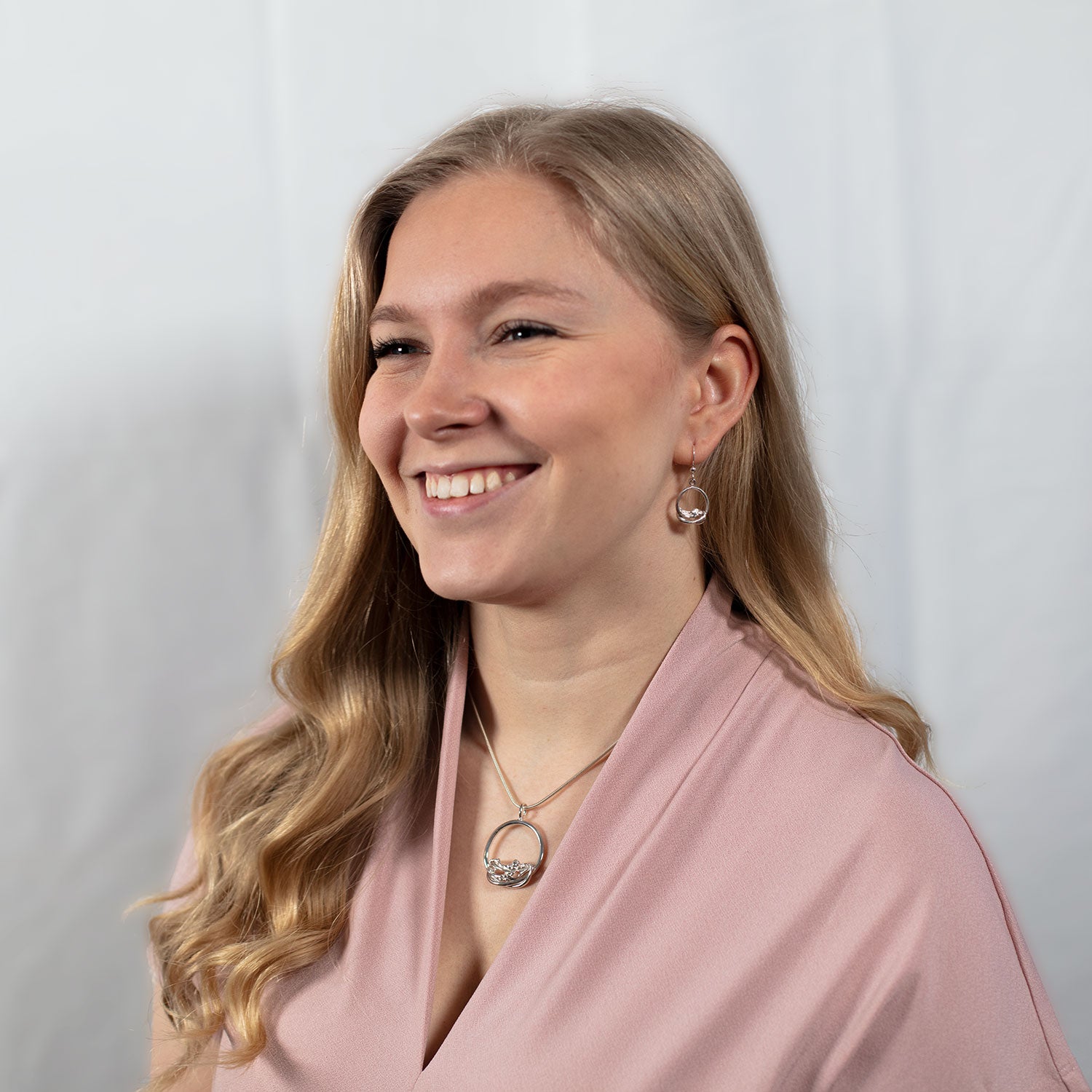 GLORY L Collier en or avec motif maritime et diamant serti, porté par une femme souriante.
