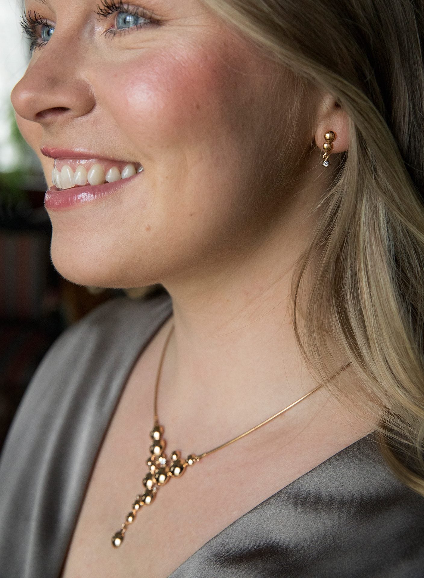 CELEBRATE Collier en or recyclé 18K avec détails en diamants, porté avec les boucles d'oreilles assorties.