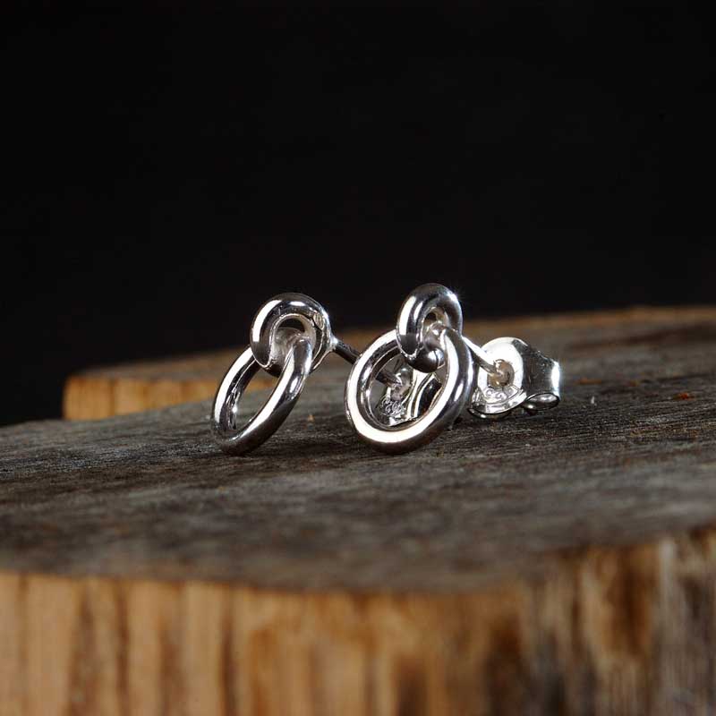 Boucles d'oreilles en argent sterling I Hamn, fabriquées à la main par GULDVIVA à partir de matériaux recyclés.