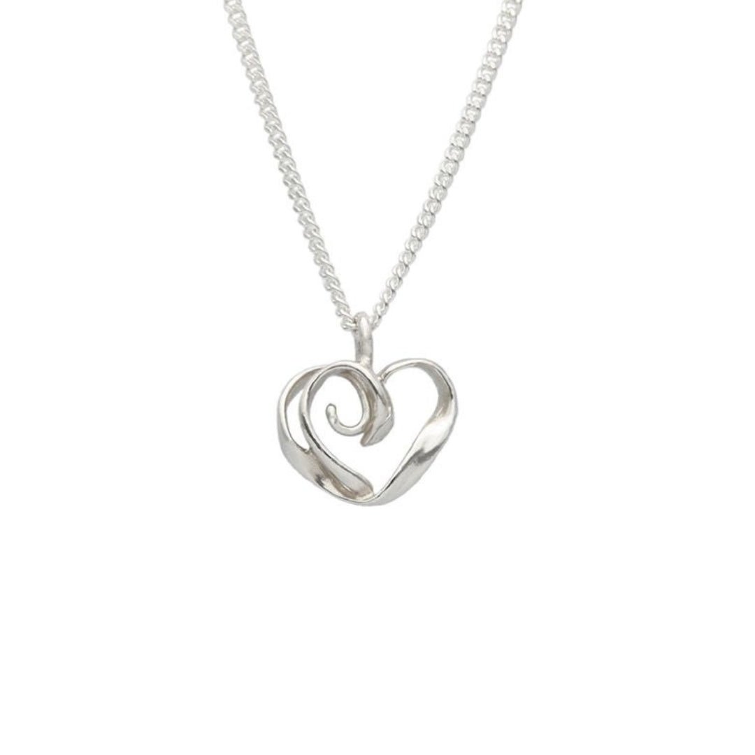 STORMSKÄRS MAJA HJÄRTA Collier S en argent sterling 925 fabriqué à la main avec un design en forme de cœur et une chaîne blindée.