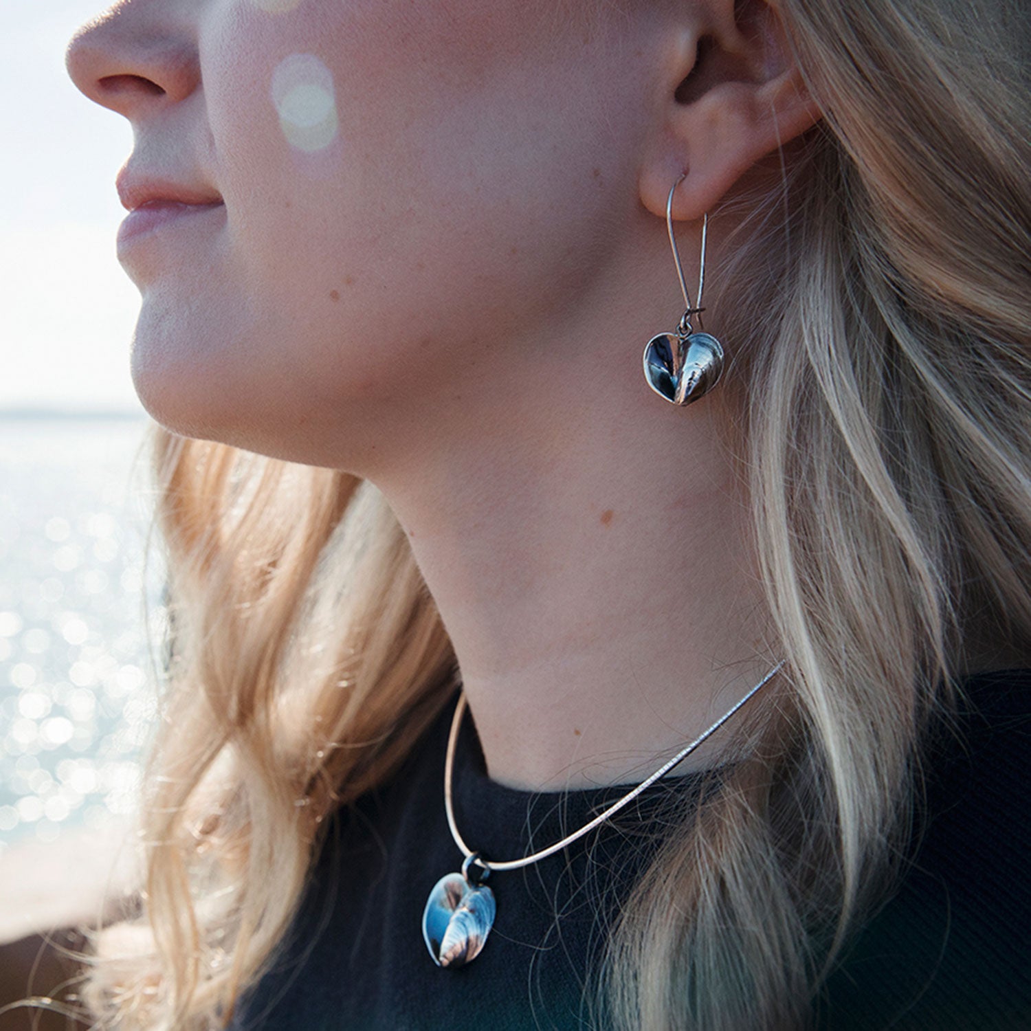 BOUCLES D'OREILLES COEUR BLEU sur crochet