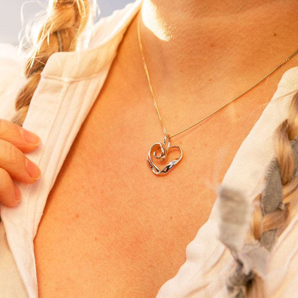 STORMSKÄRS MAJA HJÄRTA Collier en or 18 carats avec motif en forme de cœur, environ 21x20 mm sur une chaîne de 42 cm.
