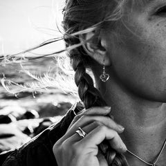 øredobber med krok STORMSKÄRS MAJA-HJERTE - Guldviva Jewellery